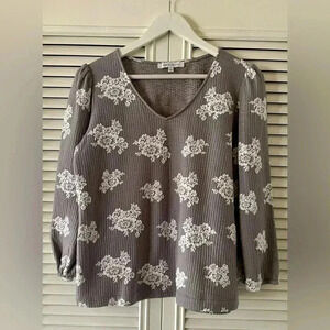 Rose + Olive Women’s Grey& White Floral Long Sleeve Top SZ L